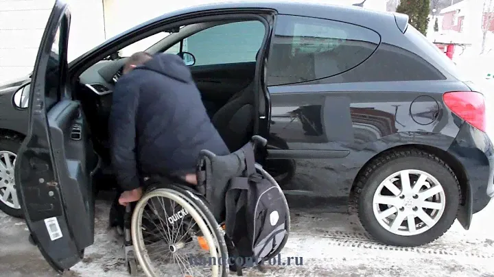 Техника погрузки инвалидной коляски в автомобиль.
